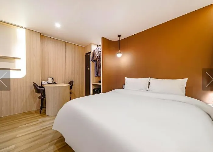 Brown Dot Hotel 2*