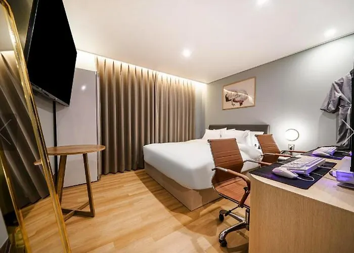 Brown Dot Hotel 2*