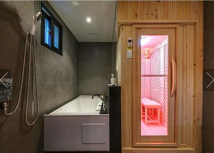 Hotel Brown Dot 2*